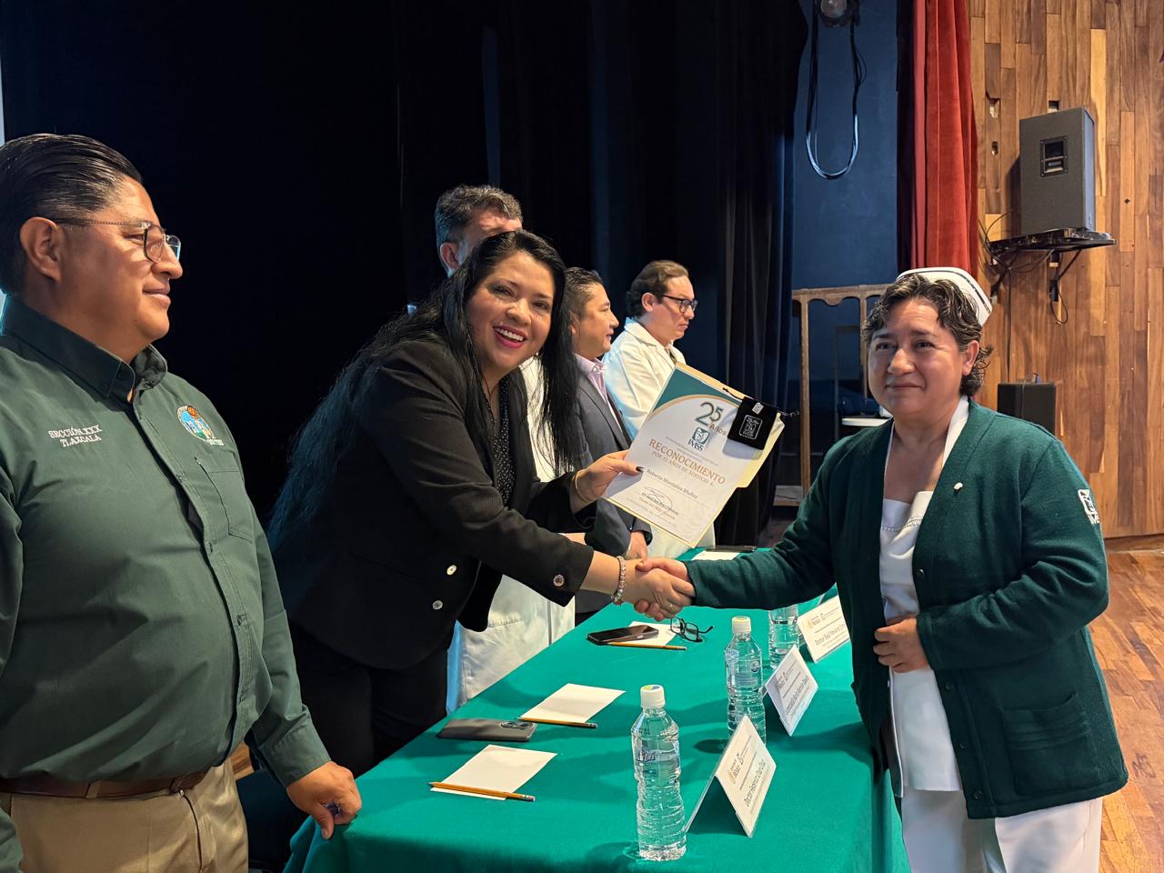 Reconoce IMSS Tlaxcala trayectoria de 32 trabajadores por aniversario institucional